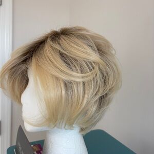 NWT Raquel Welch Stylish Platinum Blonde Wig